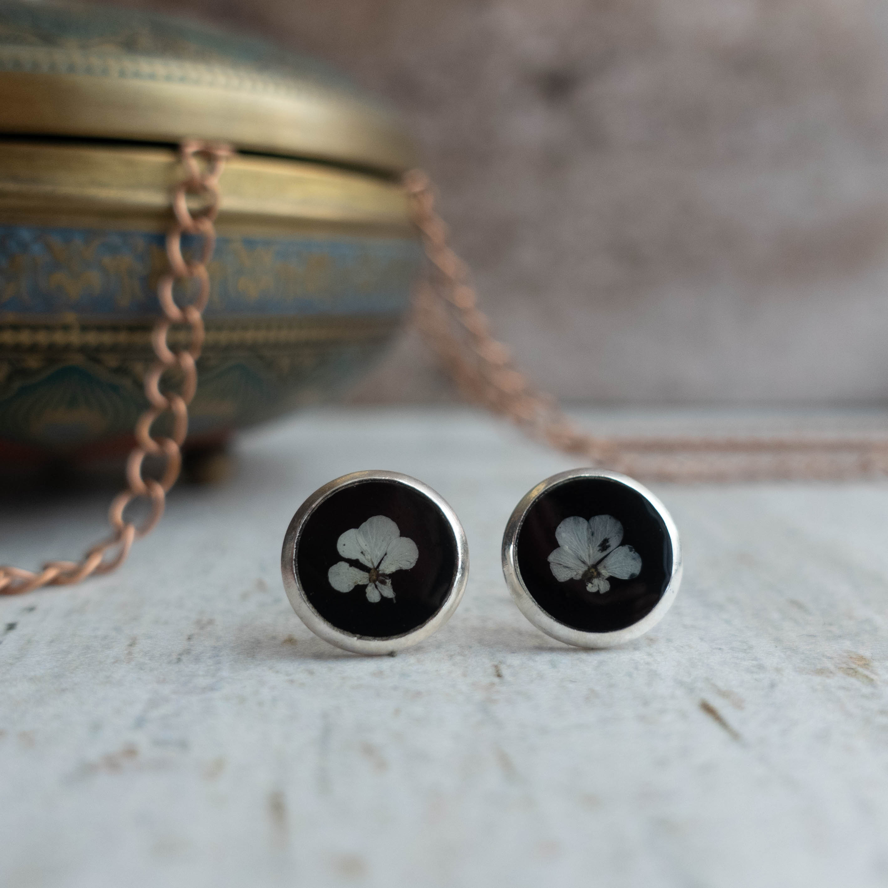 Ohrstecker schwarz mit gepressten Blüten Edelstahl