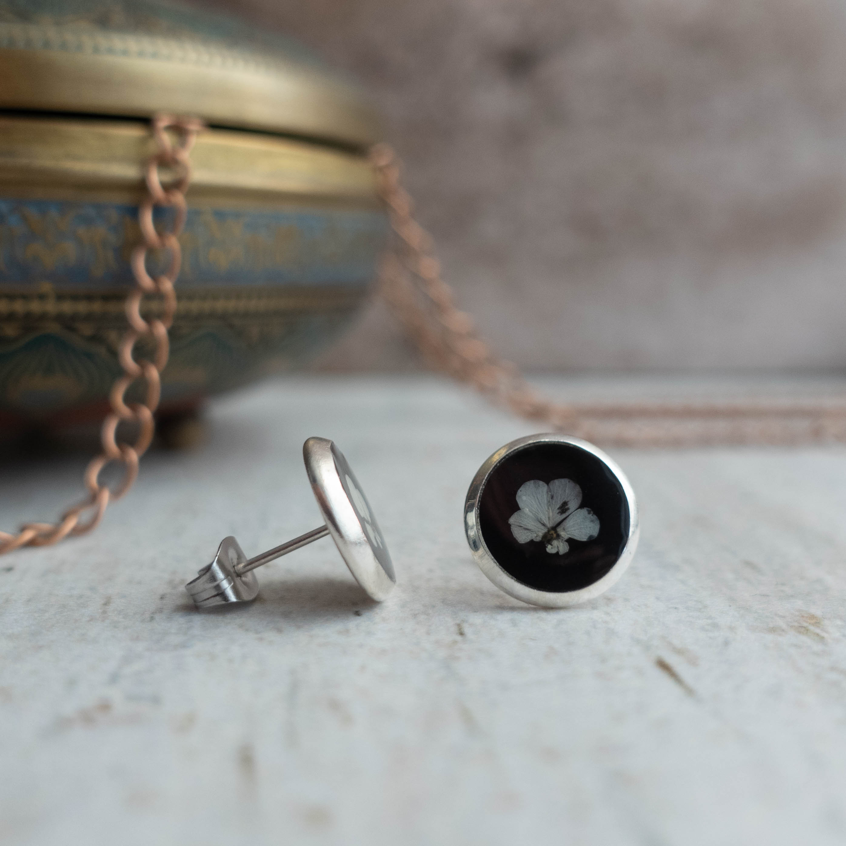 Ohrstecker schwarz mit gepressten Blüten Edelstahl